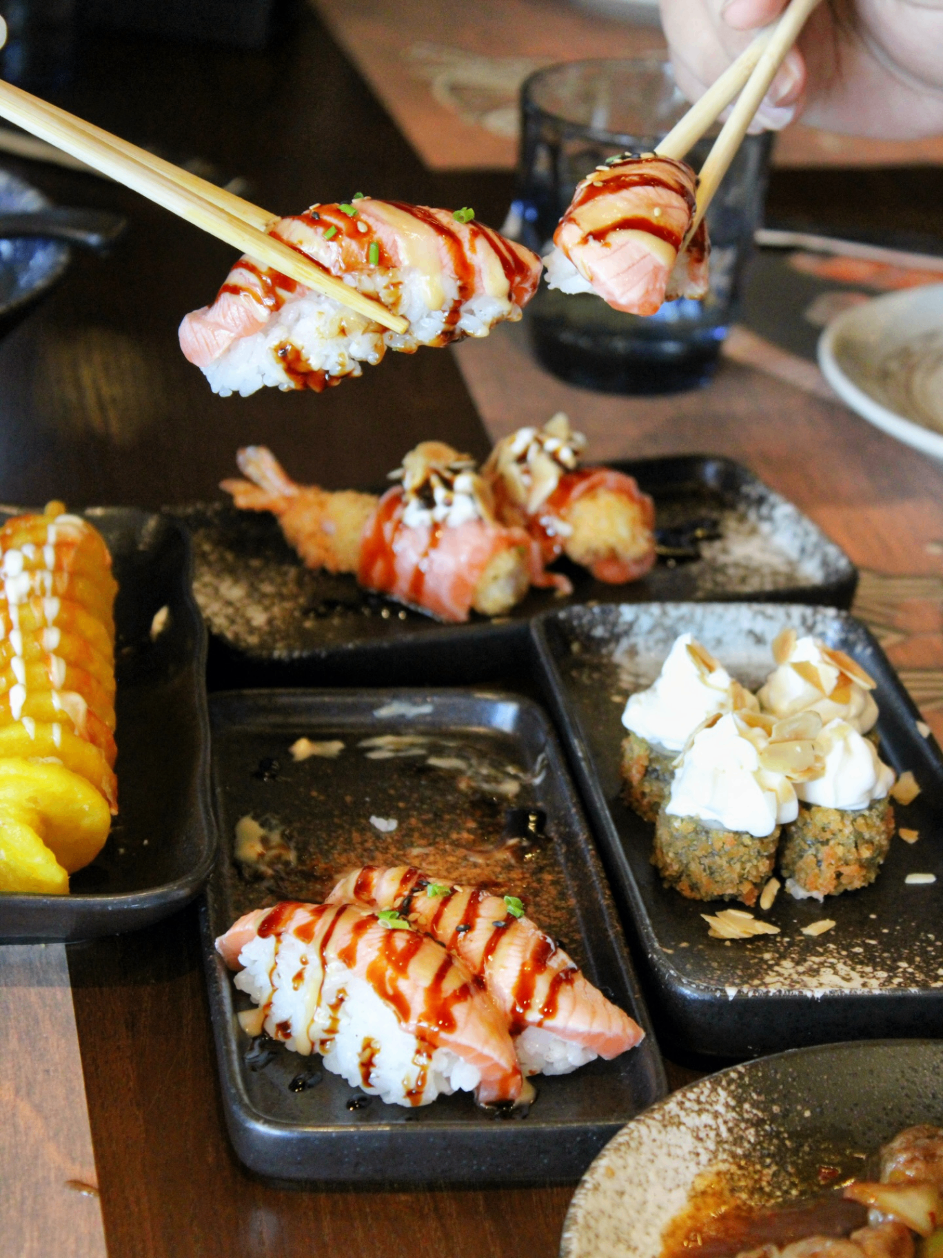 Cliente disfrutando en Mi Sushi 2