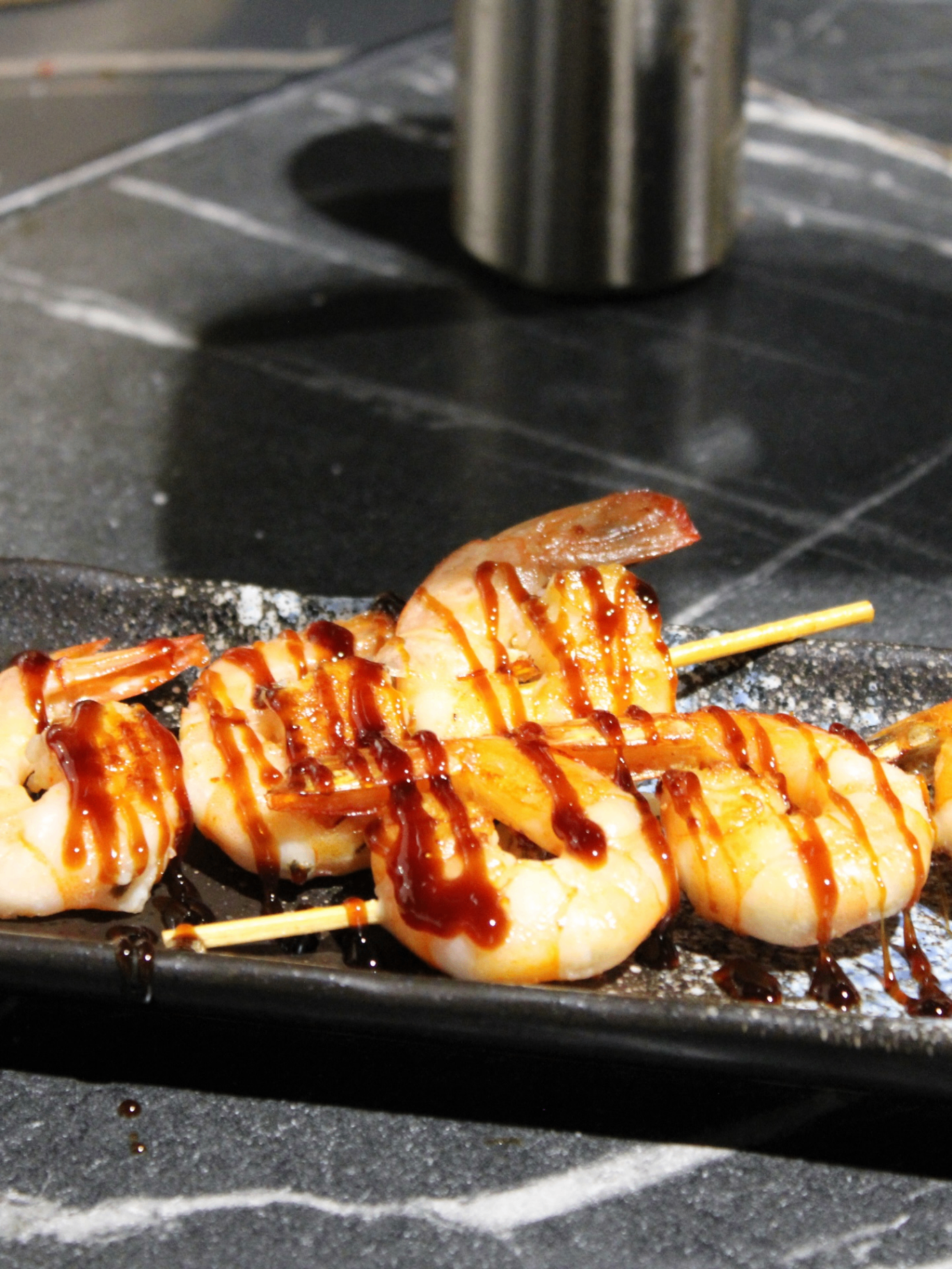 Cliente disfrutando en Mi Sushi 3