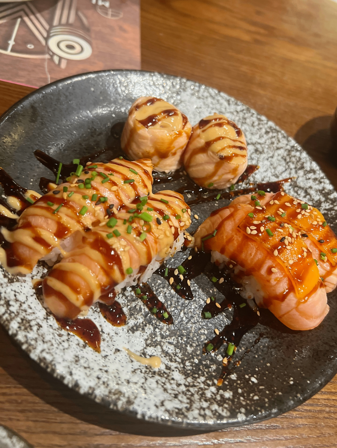 Cliente disfrutando en Mi Sushi 8