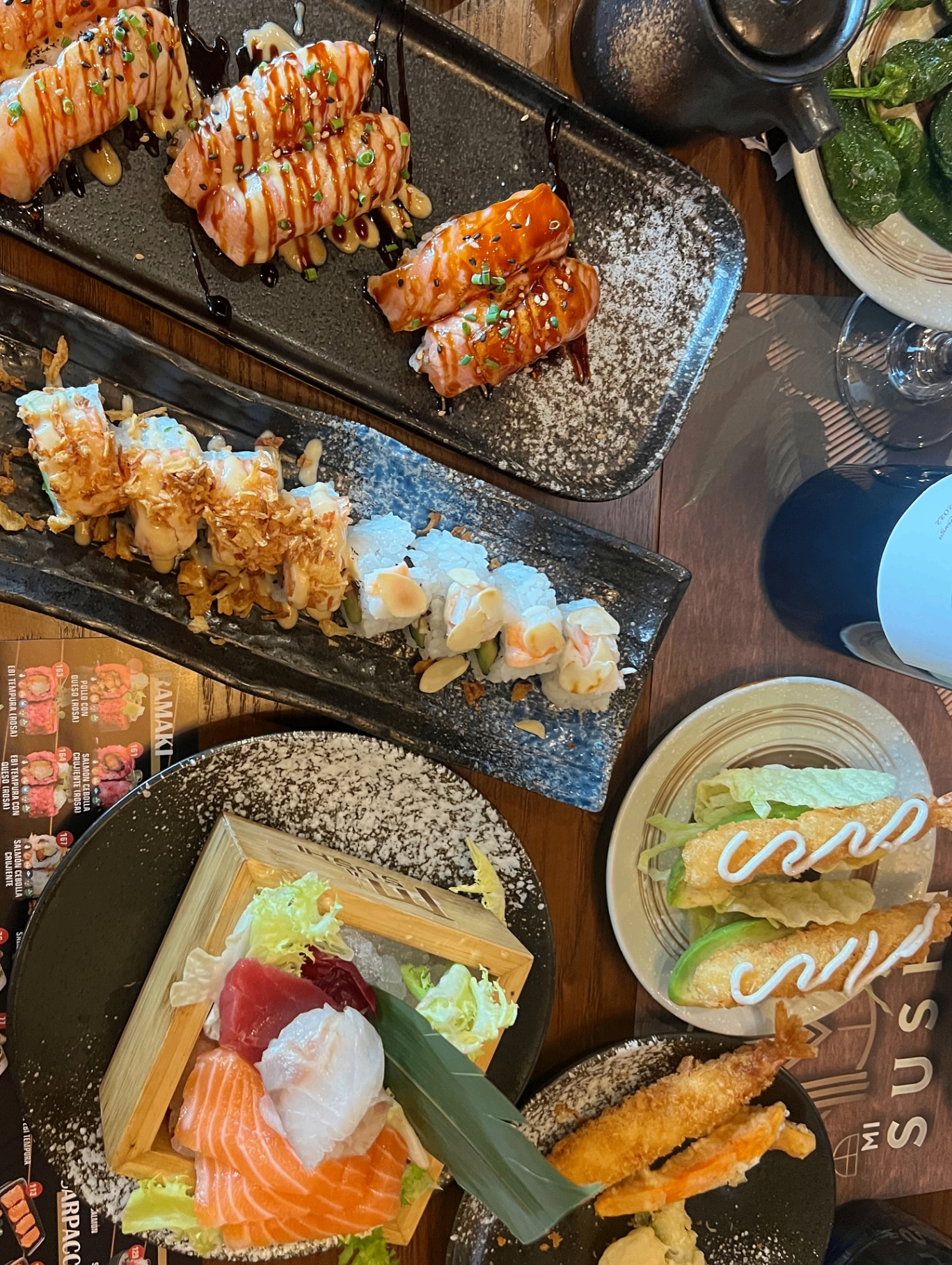 Cliente disfrutando en Mi Sushi 9